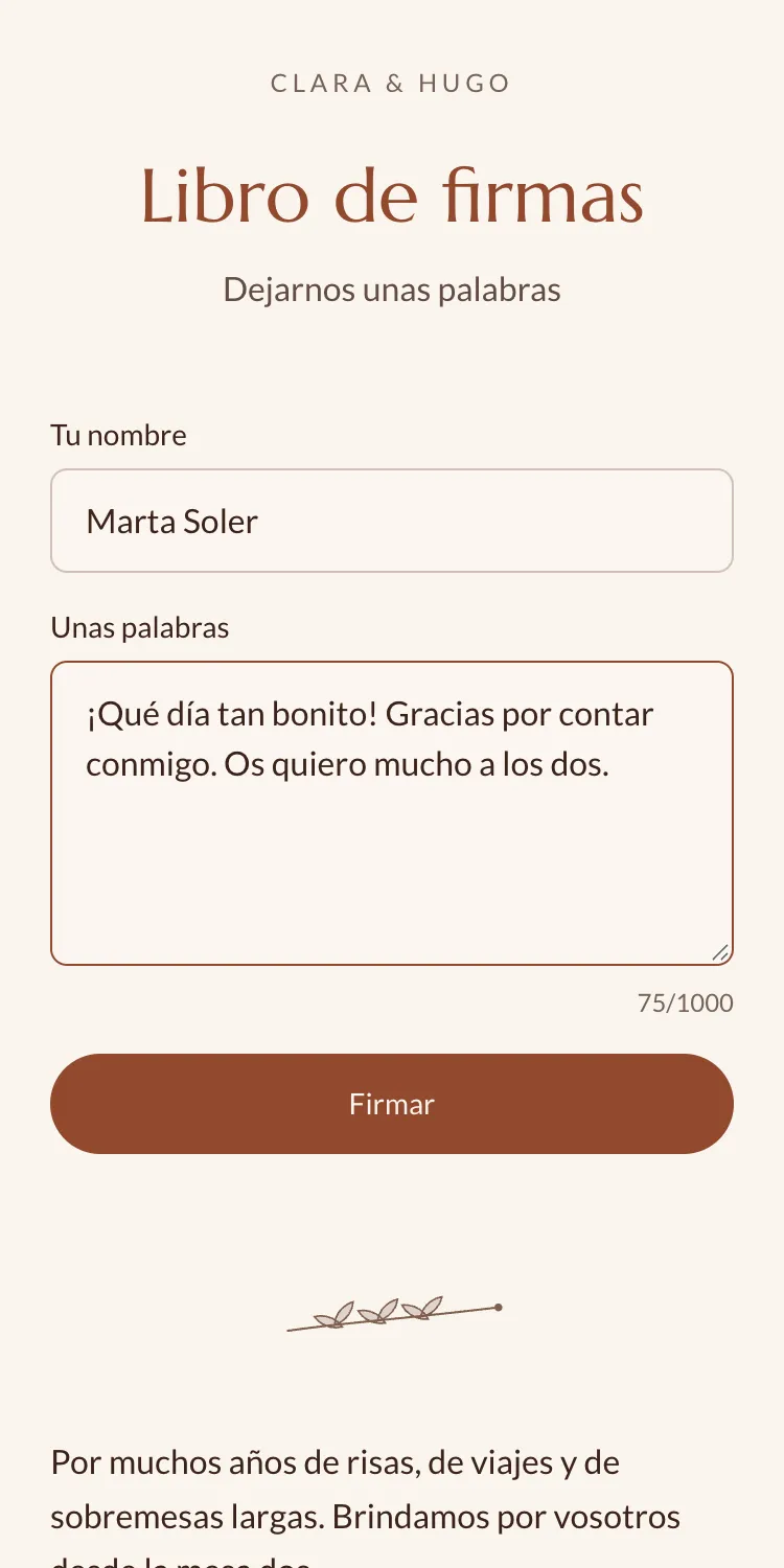 Invitada escribiendo un mensaje en el libro de firmas de una boda desde el móvil