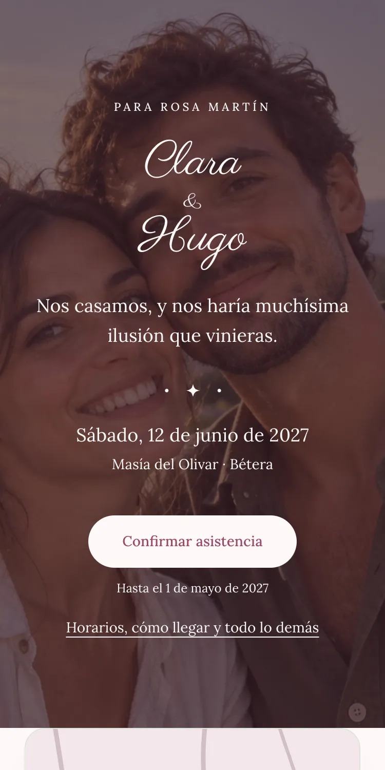 Invitación digital de boda con la plantilla Camelia, dirigida a Rosa Martín, en el móvil