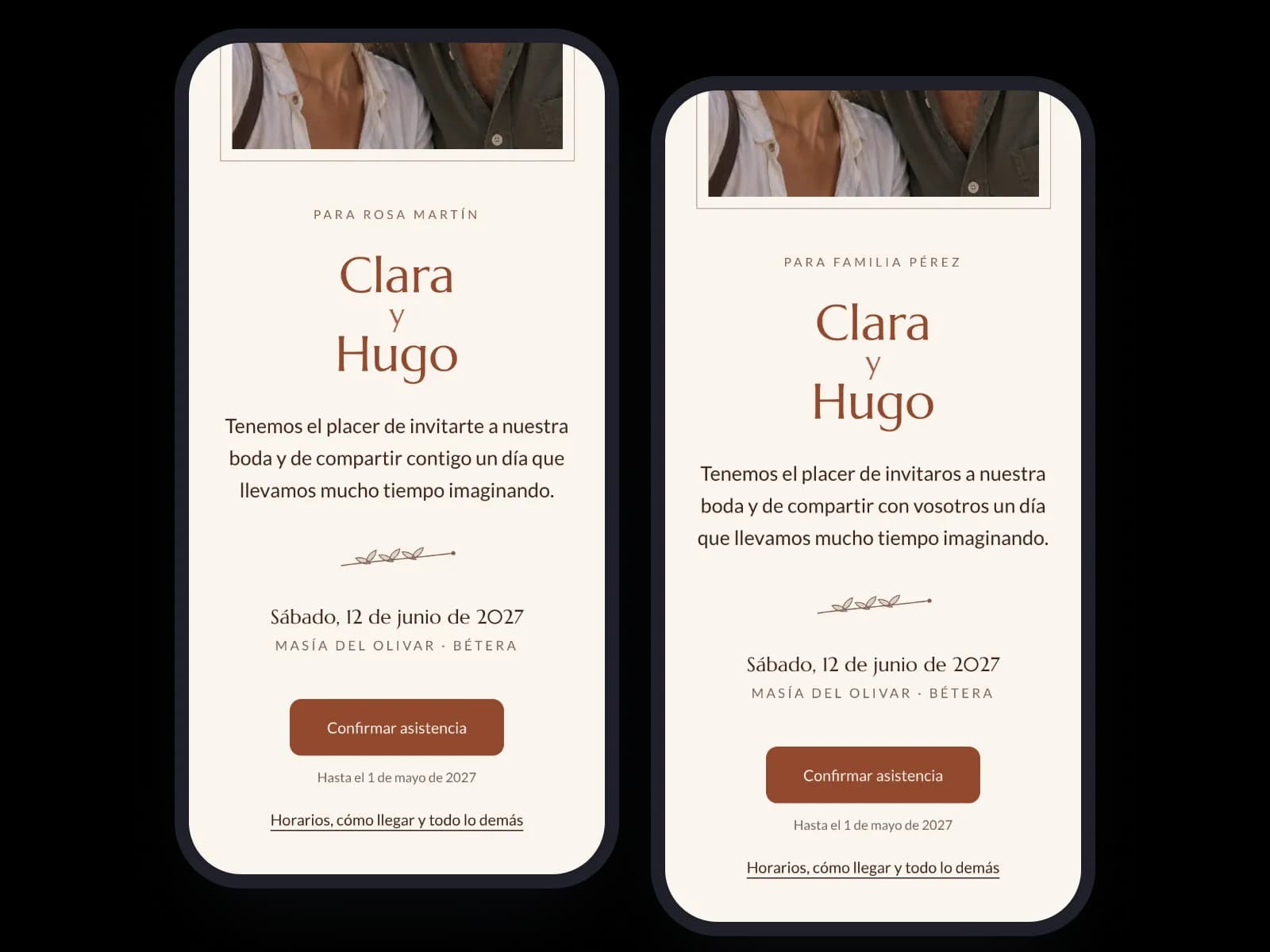 La misma invitación de boda con un texto de la biblioteca, de tú para Rosa Martín y de vosotros para la familia Pérez, en dos móviles