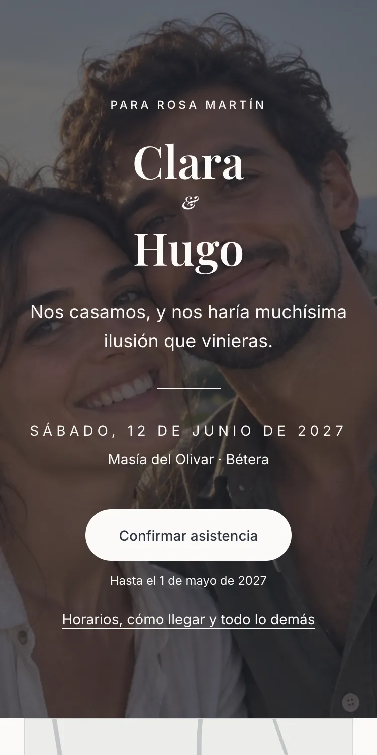 Invitación digital de boda con la plantilla Sereno, dirigida a Rosa Martín, en el móvil