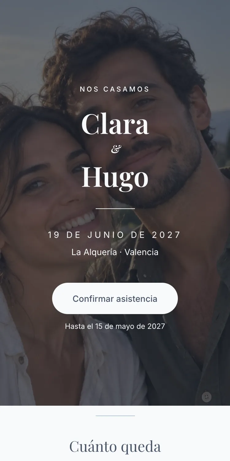 Web de boda con la plantilla Sereno en la paleta Niebla, en el móvil